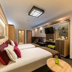 Zoo - Secured Paid Parking Hotel